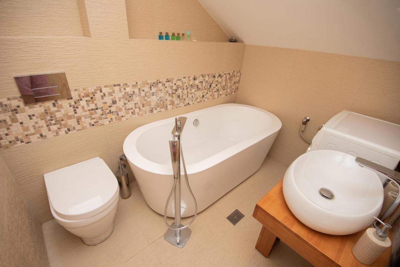 Luxury 4 Bedroom Apartment #1 In The City Center Of Tbilisi Zewnętrze zdjęcie